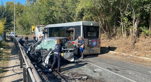 Roma, scontro all'alba tra auto e bus Atac in via Ostiense: morto ragazzo di 29 anni