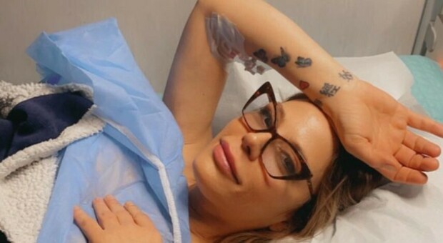 Naike Rivelli in ospedale: «Grandi dolori, ma sono ancora viva». Cosa è successo