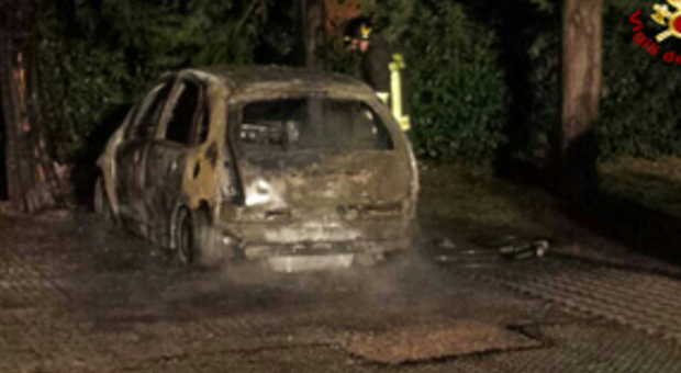 Un'auto distruttta ed una danneggiata dal fuoco: trovata traccia dell'innesco