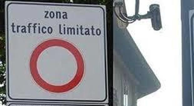 Napoli: più di 400 passaggi nella Ztl senza permesso, auto sequestrata