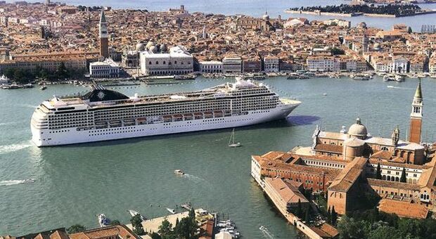 Stop grandi navi a Venezia, MIT lancia concorso di idee per attracchi fuori la laguna