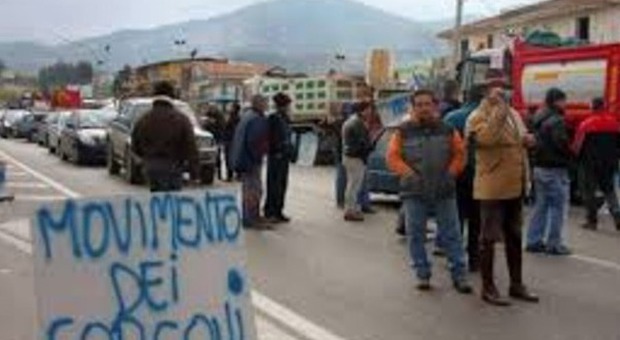 Ragusa, si fanno murare in casa per ostacolare lo sfratto: protesta dei “forconi”