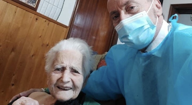 Vaccino, terza dose a Nonna Amalia: 104 anni, simbolo della lotta al Covid