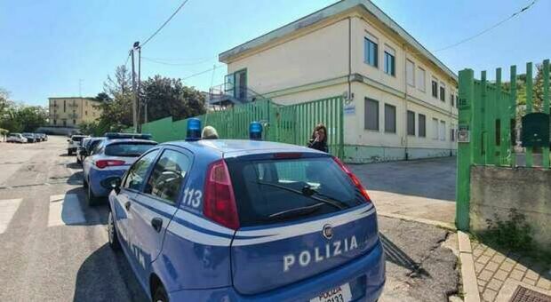 Pescara, bambina di 13 anni cade dalla finestra di scuola: è grave