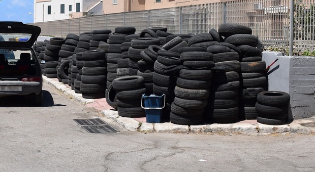 Centinaia di pneumatici in strada fuori dall'officina a Gallipoli: interviene la Polizia e costringe il proprietario dell'attività a rimettere tutto in ordine