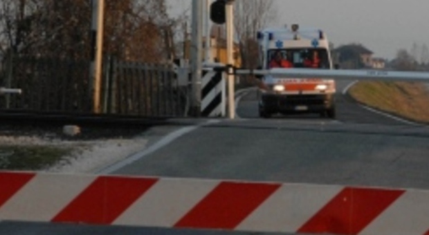 Civitanova, l'ambulanza è bloccata al passaggio a livello: paziente in attesa muore per attacco di cuore