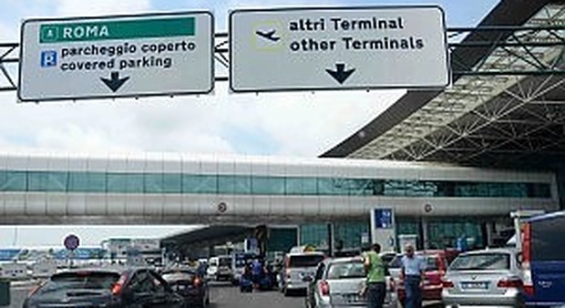 Roma, falso allarme bomba all'aeroporto di Fiumicino: zaino abbandonato vicino ai parcheggi