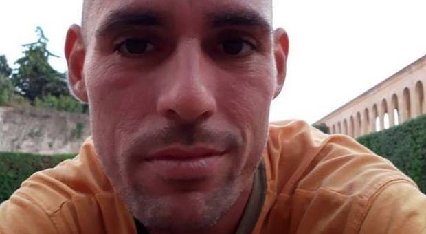 Muore Maurizio, 29 anni, un pony express a Pisa, i familiari: «Spinto a correre con lo scooter per non perdere 3 euro»