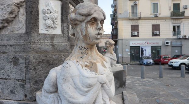 Napoli, l'agonia di piazza Mercato: «Vandali e rifiuti, serve un piano di rilancio»