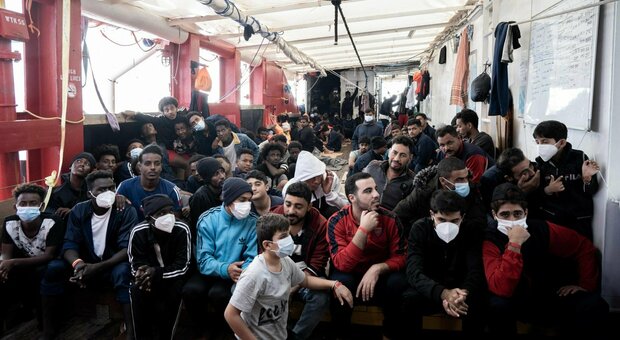 Migranti, il volto (poco) umanitario della Francia. «Li trattano come detenuti»