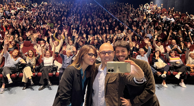 Paola Cortellesi, Francesco Di Brigida e Francesco Centorame scattano un selfie con il pubblico del Multiplex Arca di Spoltore. Foto Fabio Urbini