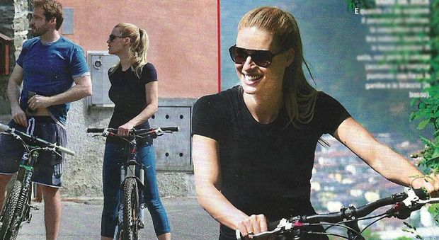 Michelle Hunziker e Tomaso Trussardi in bicicletta a Forte dei Marmi