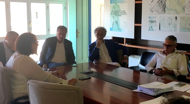 La seduta della commissione Toponomastica. Al centro, da sinistra: Nicola Calandrini e il sindaco Damiano Coletta (foto Andrea Apruzzese)