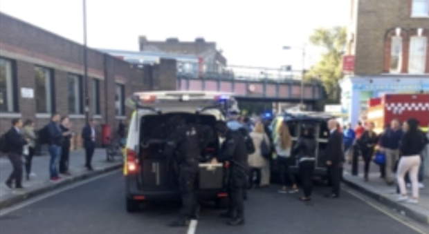 Esplosione a Londra, "una palla di fuoco ha avvolto la carrozza della metro"