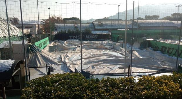 Fossombrone, troppa neve: crolla la copertura del campo da tennis