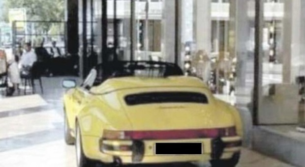 Parcheggia la Porsche gialla sotto i portici del centro per salvarla dall'acquazzone: «Non ho avuto scelta»