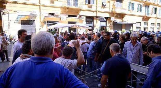 Napoli. Proteste a Santa Lucia: tensione tra i dipendenti ex Astir e la polizia