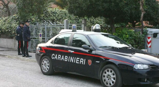 Tenta di entrare in un garage forzando la serratura: 40enne sorpreso dai carabinieri