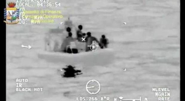 Le immagini del salvataggio dei naufraghi nel Canale di Sicilia