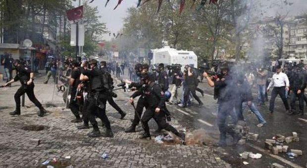 Primo maggio, durissimi scontri a Istanbul: la polizia carica i lavoratori in piazza
