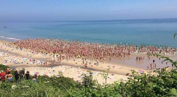 Tuffo da record, 2500 donne nude in mare per la ricerca contro il cancro