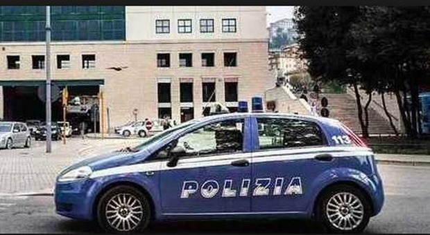 Perugia, rapinano una donna sotto casa. La polizia avvia una vastissima operazione per individuare i due malviventi