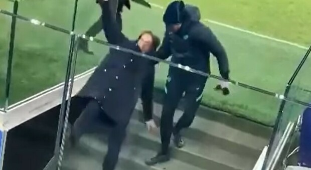 L'Inter vola in testa, Simone Inzaghi dalle scale: il mister cade (ma non si scompone) VIDEO