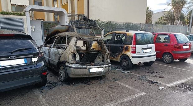 Le auto coinvolte nell'incendio avvenuto a Brindisi in via Occorsio