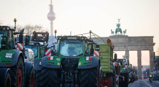 Germania, i cortei con oltre 5mila trattori paralizzano la viabilità: il governo potrebbe cedere sui tagli agli aiuti per gli agricoltori infuriati