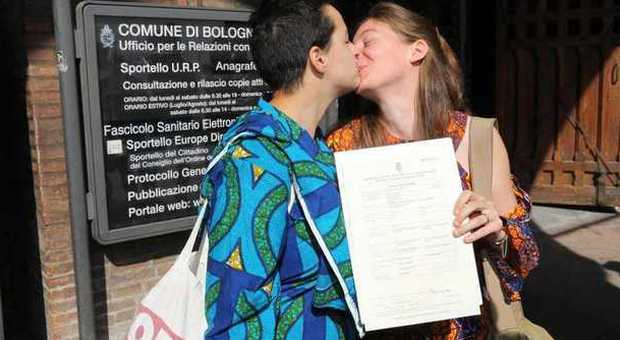 Rebecca ed Eleonora, registrate le prime nozze gay. Ma a Bologna è scontro tra prefetto e sindaco