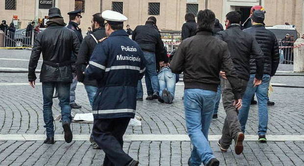 Piazza San Pietro blindata, due “forconi” minacciano di darsi fuoco: bloccati dalla polizia