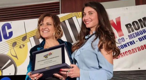 Irene Grandi premiata da Eleonora Bruno al 37esimo Music Day Roma_credits Courtesy of Press Office