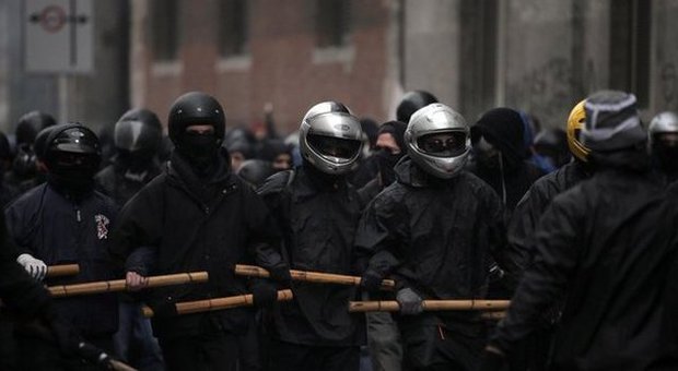 Milano: la guerra dei black bloc Terrore, distruzione e caos