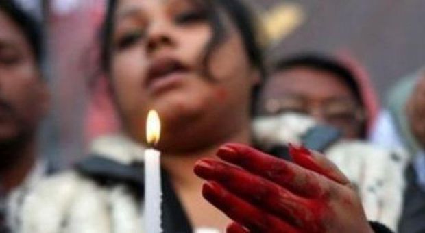 Bimba di 4 anni stuprata e abbandonata in India: "Rischia la vita"