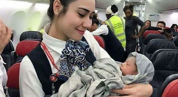 Sorpresa in volo: una donna partorisce con l'aiuto delle hostess: nasce la piccola Kadiju