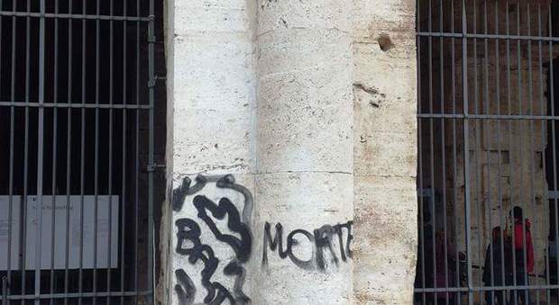 Colosseo, restauratori al lavoro per rimuovere i graffiti dei vandali