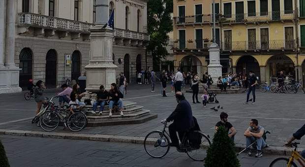 Fase 2 Coronavirus. A Padova migliaia di persone lungo argini e in centro, tanti senza mascherina (da facebook Sei di Padova se...)