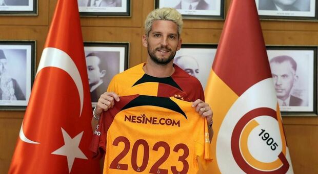 Mertens-Galatasaray è ufficiale: il belga firma per una sola stagione