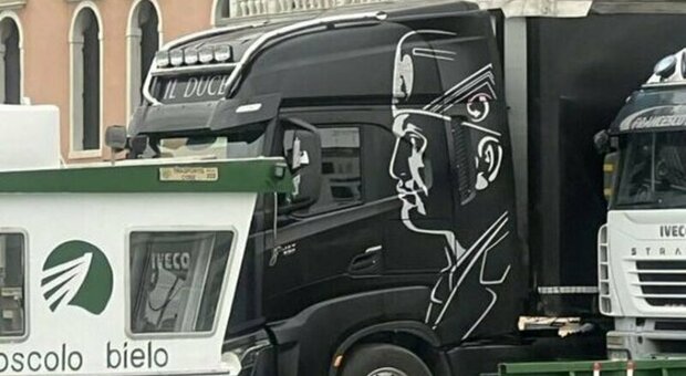 Venezia, camion con gigantografia di Mussolini sfila in laguna. Scoppia la polemica: «È uno sfregio»