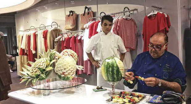 Con le sue sculture di frutta e verdura Beppo Tonon incanta l'Expo