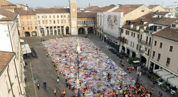 Il liston di piazza Vittorio Emanuele II coperta da migliaia di quadrati all'uncinetto