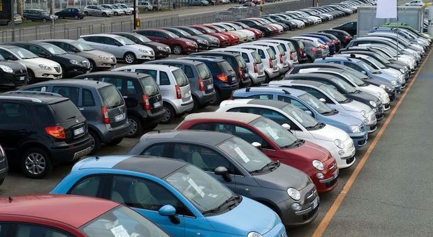 Mercato auto,: brusca frenata a marzo: -9,6% vendite in Italia. Nei 3 mesi flessione del 6,5%