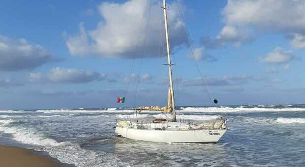 Barca a vela arenata sulla spiaggia di Sabaudia