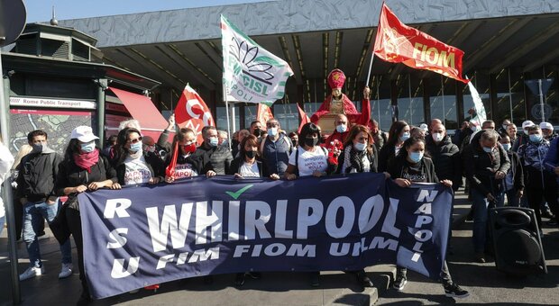 Whirlpool di Napoli, fallisce la mediazione del governo: tutti confermati i licenziamenti dal 22 ottobre
