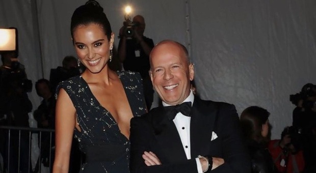 Bruce Willis, la moglie Emma Heming si sfoga su Instagram: «Rispettate mio marito, non gridate»