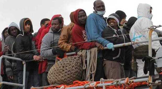 Nuova strage di migranti in Sicilia: 10 morti, salvati in 439. Mille persone in arrivo sulle coste