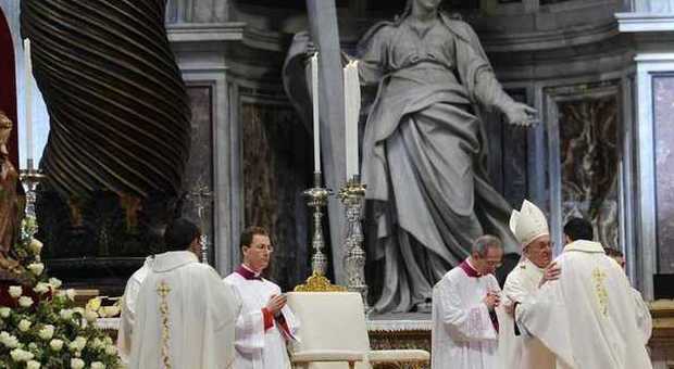 Vaticano, il papa ordina 19 nuovi sacerdoti: «Non fate i pavoni»