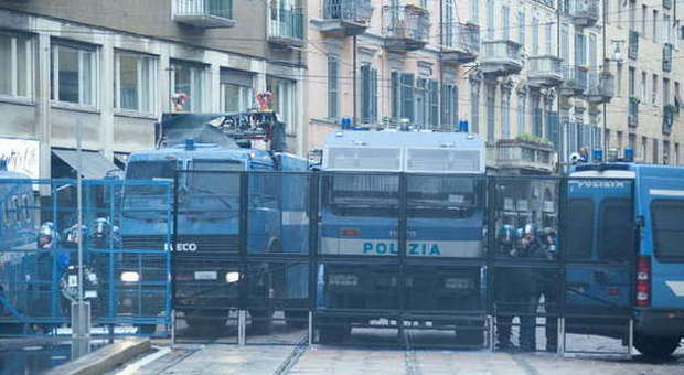 Il ritorno della gabbia come nel G8 di Genova Così la città di Milano è in balia dei violenti