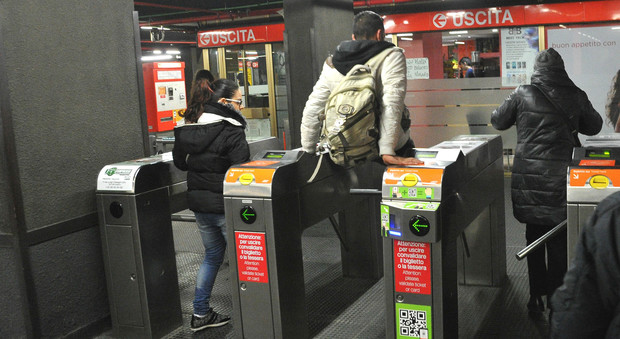 Rivoluzione in metropolitana: da lunedì si timbra il biglietto anche in uscita