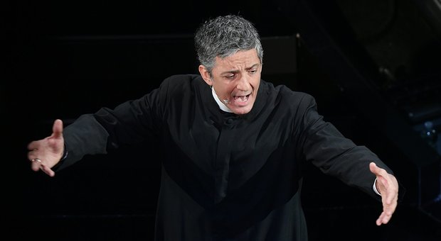 Sanremo 2020, Fiorello vestito da prete. La reazione inaspettata del vescovo